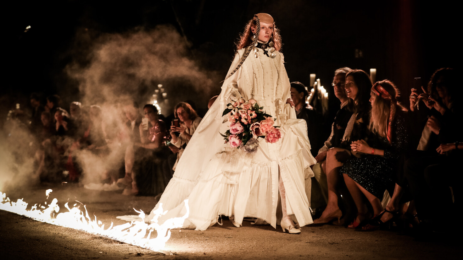 GUCCI タイガープリント リバーシブルポンチョ 2019年 36 GUCCI タイガープリント リバーシブルポンチョ 2019年 36の通販