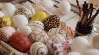 Великодня писанка: що насправді означають її символи і як її писати