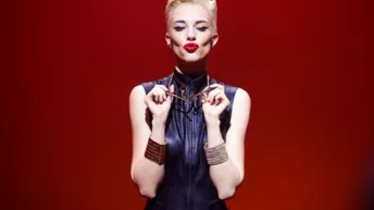 Элегантные и сексуальные вечерние образы в новом видео Vogue Украина и Sanahunt