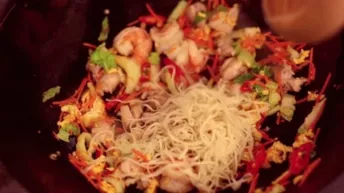 Яичная лапша WOK по-азиатски: мастер-класс шеф-повара ресторана Oxota Na Ovets