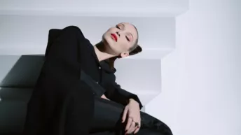 В черной-черной комнате: Белла Хадид в новом видео Dior