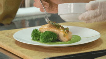 Vogue Kitchen: рецепт запеченной семги с горохово-мятным пюре
