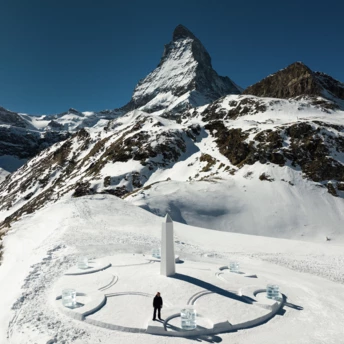Художник Деніел Аршам створив 20-метровий сонячний годинник на честь партнерства з Hublot