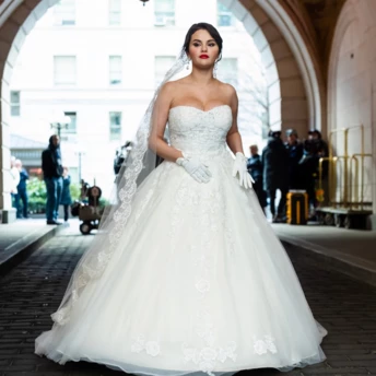 Образ дня: Селена Гомес у весільній сукні