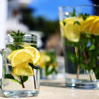 Вода з лимоном натщесерце та інші популярні лайфгаки, з якими треба бути обережніше