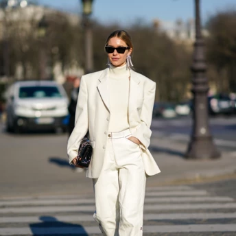 Streetstyle: з чим носити білі жакети цієї весни 