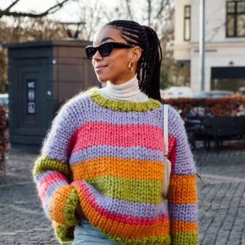 Streetstyle: як носити кольорові светри цієї весни