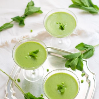Ідеальний рецепт для недільного обіду: холодний суп з зеленого горошку та м’яти