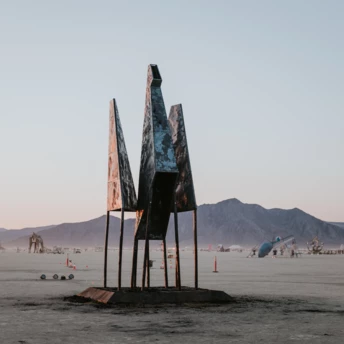 Відроджені з попелу: Україна представила на Burning Man тризуб-фенікс