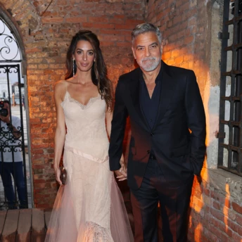 Образ дня: Амаль Клуні в вінтажній сукні Christian Dior