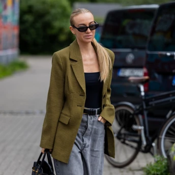 Streetstyle: 7 модних способів  носити сірі джинси цієї осені