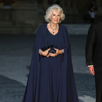Королева Камілла в сукні Dior Haute Couture під час офіційного візиту до Франції