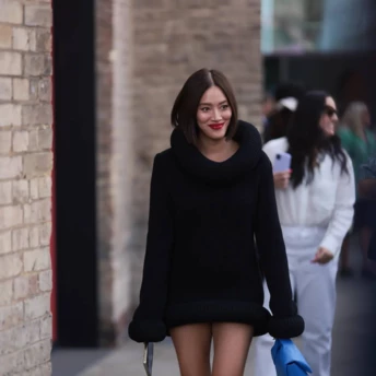 Streetstyle: як стильно носити трикотажну мінісукню цієї осені