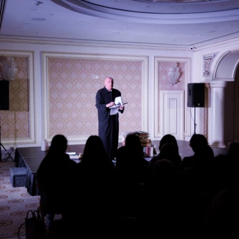 У Fairmont Grand Hotel Kyiv пройшла благодійна моновистава «Синій автомобіль» 