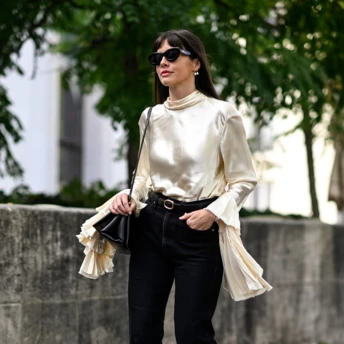Streetstyle: як стильно носити атласну блузу та джинси цього сезону