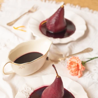 Уроки французької: Poires Pochées Au Vin Rouge — груші, томлені у червоному вині