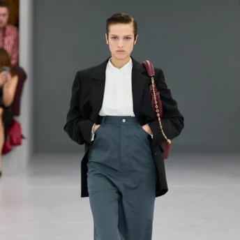 Как принцесса Диана запустила моду на воротничок «Питер Пэн»: история тренда