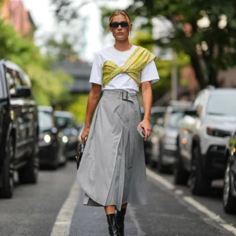 Streetstyle: асиметричний топ + спідниця — головна модна формула цієї весни