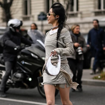 Streetstyle: мінісукня + кросівки – модна формула цієї весни