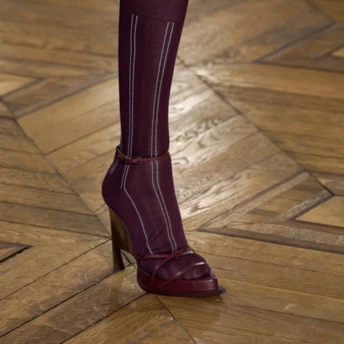 Бордові босоніжки — улюблене взуття модниць цього сезону