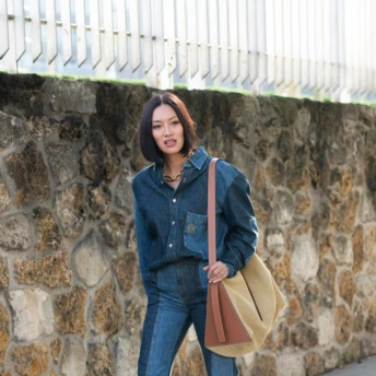 Streetstyle: двоколірні джинси — головний вибір модниць цього літа
