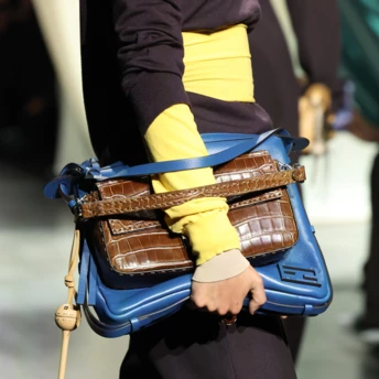 Дві сумки одночасно — модна стилізація прийдешнього сезону