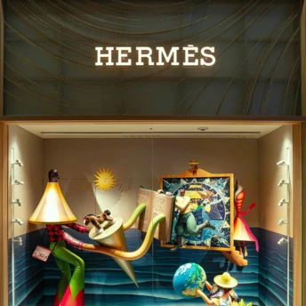 Вітрини Hermès прикрасила робота українського художника Володимира Waone Манжоса