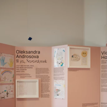 У США презентували виставку «Щоденники війни: непочуті голоси українських дітей»