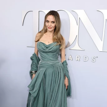 Образ дня: Анджеліна Джолі в сукні Atelier Versace на Tony Awards 2024