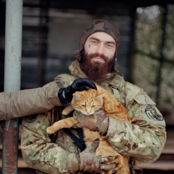 Історія одного фото: український захисник Владислав "Вуді" і рудий кіт
