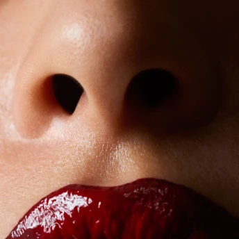 Олійка для губ — наймодніший засіб макіяжу літа 2024 
