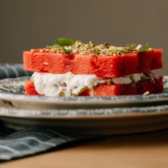 Модний тікток-тренд: Watermelon Sandvich, або канапка з кавуна, плюс граніта на десерт