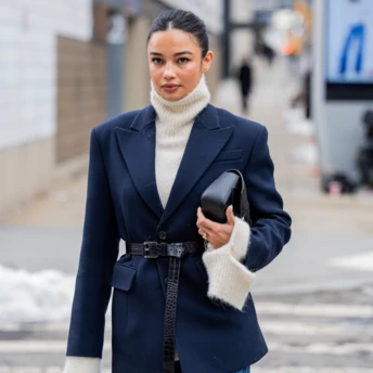 Streetstyle: кремовий светр із високою горловиною — головна покупка цього сезону