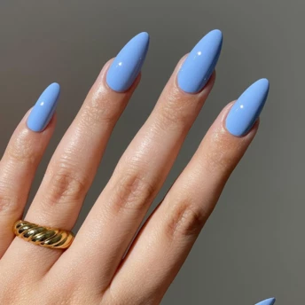 Волошковий манікюр: найпоетичніший nail-тренд цього літа