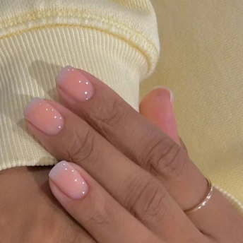 Ice Cream Manicure – літній тренд манікюру 2025, від якого шаленіють знаменитості