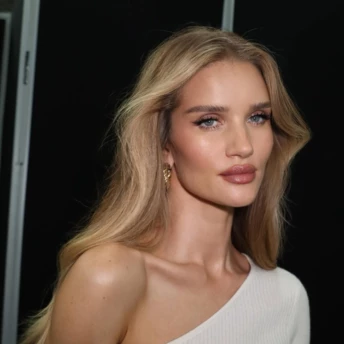 Jam blonde або “мармеладний блонд”: головний відтінок літа 2025