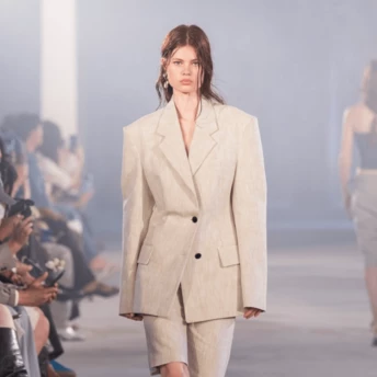 Streetstyle: з чим носити наймодніші лляні шорти сезону весна-літо 2025