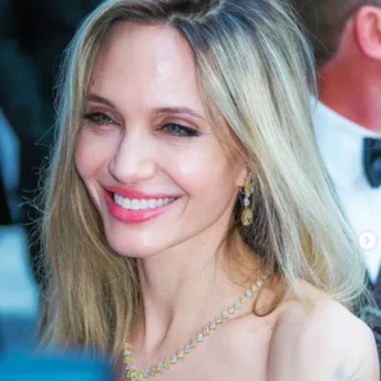 “Це не про сором’язливість”: Анджеліна Джолі про любов до червоної помади
