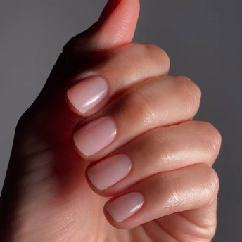 “Ваші нігті, тільки краще” – головна nail-тенденція літа 2025