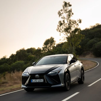 Перше знайомство з Lexus RZ: редакторка Vogue Ukraine тестує головну новинку сезону