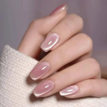 Скляні нігті: новий nail-тренд літа 2025, який замінює glazed donut nails