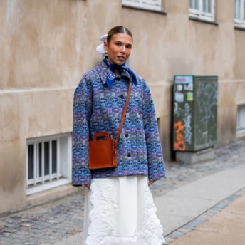 Біла спідниця + кросівки: 7 найкращих образів із найзручнішим поєднанням сезону