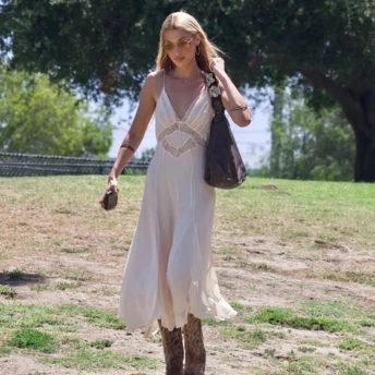 Белла Гадід обрала ідеальну літню сукню — і вона напрочуд доступна