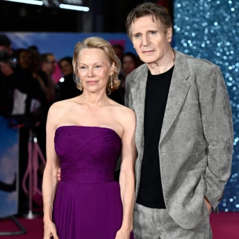 У 58 і 73 роки Памела Андерсон і Ліам Нісон офіційно підтвердили свої стосунки 