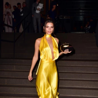 15 найгарніших весільних образів зіркових гостей: від Ратаковскі до подружжя Бекхемів