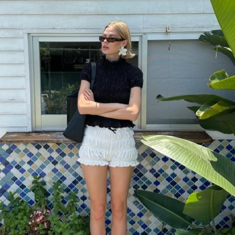 Це мінімалістичне поєднання модниці знову й знову носять цього літа