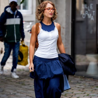 Підвороти на мішкуватих джинсах — модний прийом, який повернувся у 2025 році