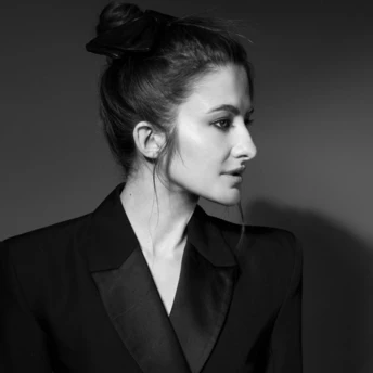 Топ-5 головних б'юті-засобів літа від візажистки VOGUE UA Дарії Жадан 