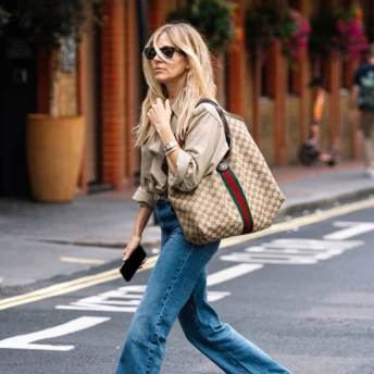 Джинси кльош + сабо: ідеальне поєднання у стилі бохо для ранньої осені