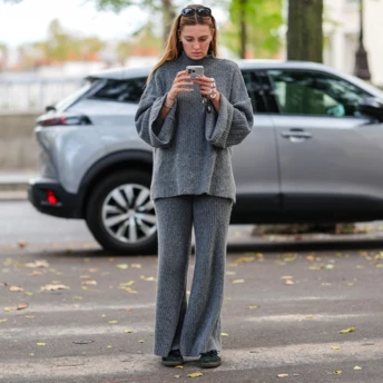 Сірі трикотажні штани — найкраща альтернатива джинсам цієї осені